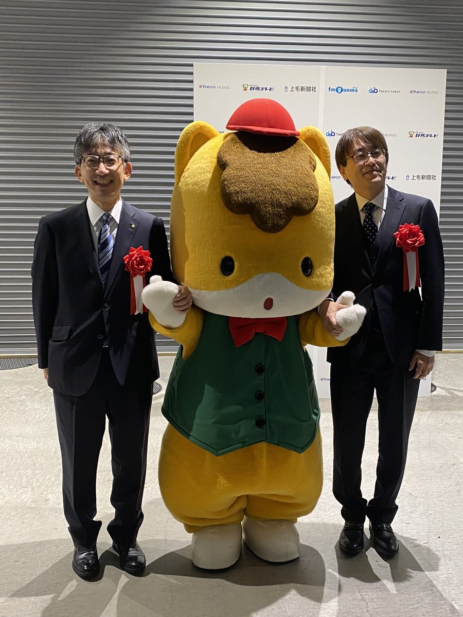kk0128's tweet photo. 佐藤九段嬉しそう。よく見ると、お二人共ぐんまちゃんと手を繋いでますね！ https://t.co/Z6rtWUn0ci