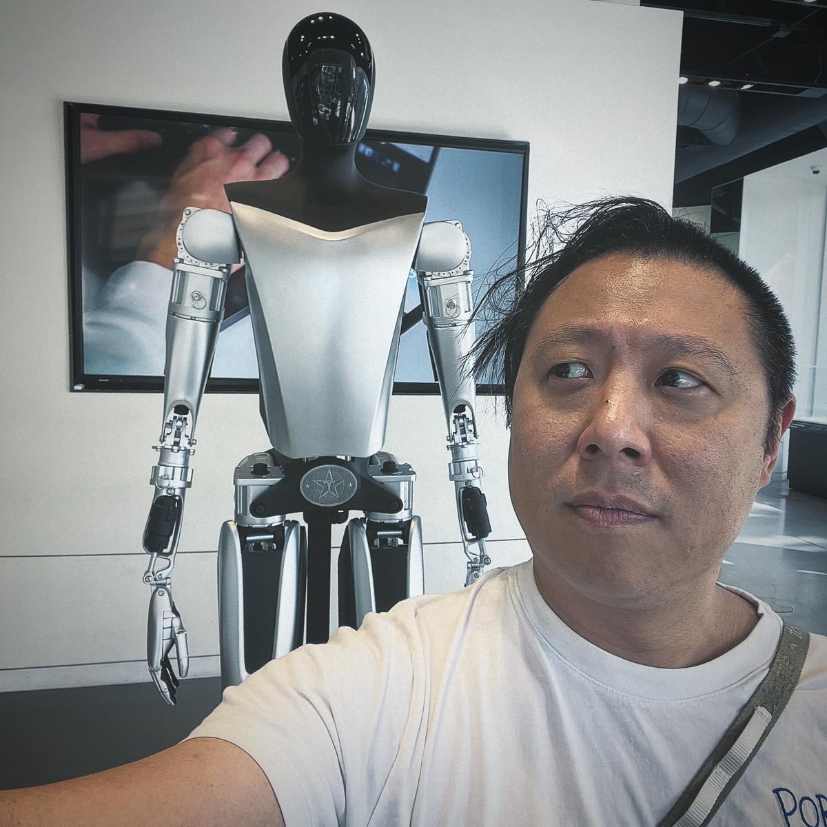 HaoLi81's tweet image. Meeting @Tesla&apos;s #teslabot #optimus, the predecessor of #cyberdinesystems #model101. Notice, its CPU is a neural-net processor, a learning computer.