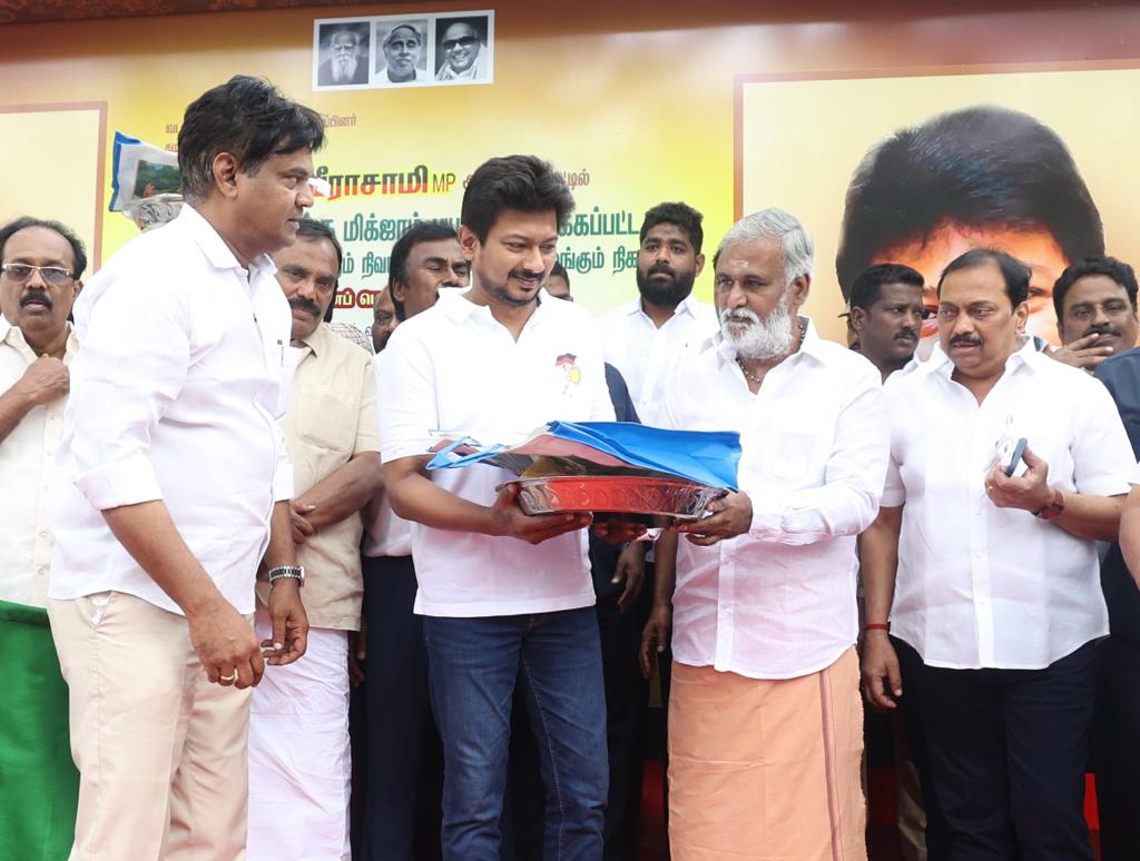 Udhaystalin's tweet photo. சென்னையின் பல்வேறு பகுதிகள், #cyclonemichaugn மற்றும் கன மழையால் பாதிப்பைச் சந்தித்தன. கழக அரசு மேற்கொண்ட சீரிய நடவடிக்கையால் இயல்பு நிலை உடனே மீட்டெடுக்கப்பட்டது.
வெள்ள பாதிப்பைச் சந்தித்த வட சென்னை பகுதியைச் சேர்ந்த மக்களுக்கு உதவுகிற விதமாக வடசென்னை தொகுதியின் மக்களவை உறுப்பினர் சகோதரர் @DrKalanidhiV அவர்களுடைய ஏற்பாட்டில், 30 ஆயிரம் குடும்பங்களுக்கு நிவாரணப் பொருட்களை வழங்கும் வகையில், அந்தந்தப் பகுதிகளைச் சேர்ந்த மக்கள் பிரதிநிதிகள் - கழக நிர்வாகிகளிடம் நிவாரணங்கள் அடங்கிய தொகுப்பை இன்று வழங்கினோம்.
மேலும், நிவாரணப் பொருட்களை கொண்டு செல்லும் வாகனங்களை கொடியசைத்து அனுப்பி வைத்தோம். எத்தகைய சூழலிலும் கழகமும் - கழக அரசும் மக்களுக்கு உற்றதுணையாக நிற்கும் என்பதற்கு எடுத்துக்காட்டாக நடைபெற்ற இந்நிகழ்வில் பங்கேற்றதில் மகிழ்ச்சி கொள்கிறோம்.
@PKSekarbabu