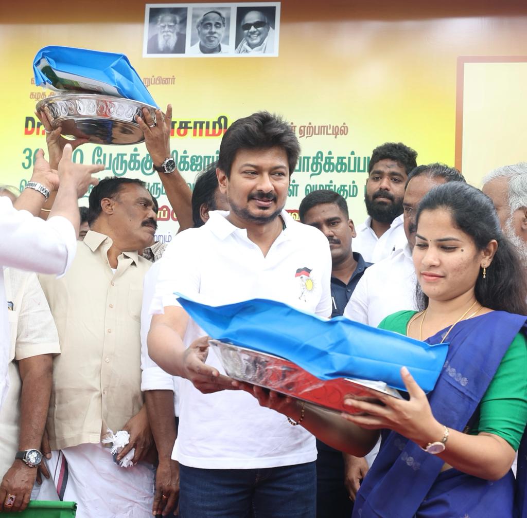 Udhaystalin's tweet photo. சென்னையின் பல்வேறு பகுதிகள், #cyclonemichaugn மற்றும் கன மழையால் பாதிப்பைச் சந்தித்தன. கழக அரசு மேற்கொண்ட சீரிய நடவடிக்கையால் இயல்பு நிலை உடனே மீட்டெடுக்கப்பட்டது.
வெள்ள பாதிப்பைச் சந்தித்த வட சென்னை பகுதியைச் சேர்ந்த மக்களுக்கு உதவுகிற விதமாக வடசென்னை தொகுதியின் மக்களவை உறுப்பினர் சகோதரர் @DrKalanidhiV அவர்களுடைய ஏற்பாட்டில், 30 ஆயிரம் குடும்பங்களுக்கு நிவாரணப் பொருட்களை வழங்கும் வகையில், அந்தந்தப் பகுதிகளைச் சேர்ந்த மக்கள் பிரதிநிதிகள் - கழக நிர்வாகிகளிடம் நிவாரணங்கள் அடங்கிய தொகுப்பை இன்று வழங்கினோம்.
மேலும், நிவாரணப் பொருட்களை கொண்டு செல்லும் வாகனங்களை கொடியசைத்து அனுப்பி வைத்தோம். எத்தகைய சூழலிலும் கழகமும் - கழக அரசும் மக்களுக்கு உற்றதுணையாக நிற்கும் என்பதற்கு எடுத்துக்காட்டாக நடைபெற்ற இந்நிகழ்வில் பங்கேற்றதில் மகிழ்ச்சி கொள்கிறோம்.
@PKSekarbabu
