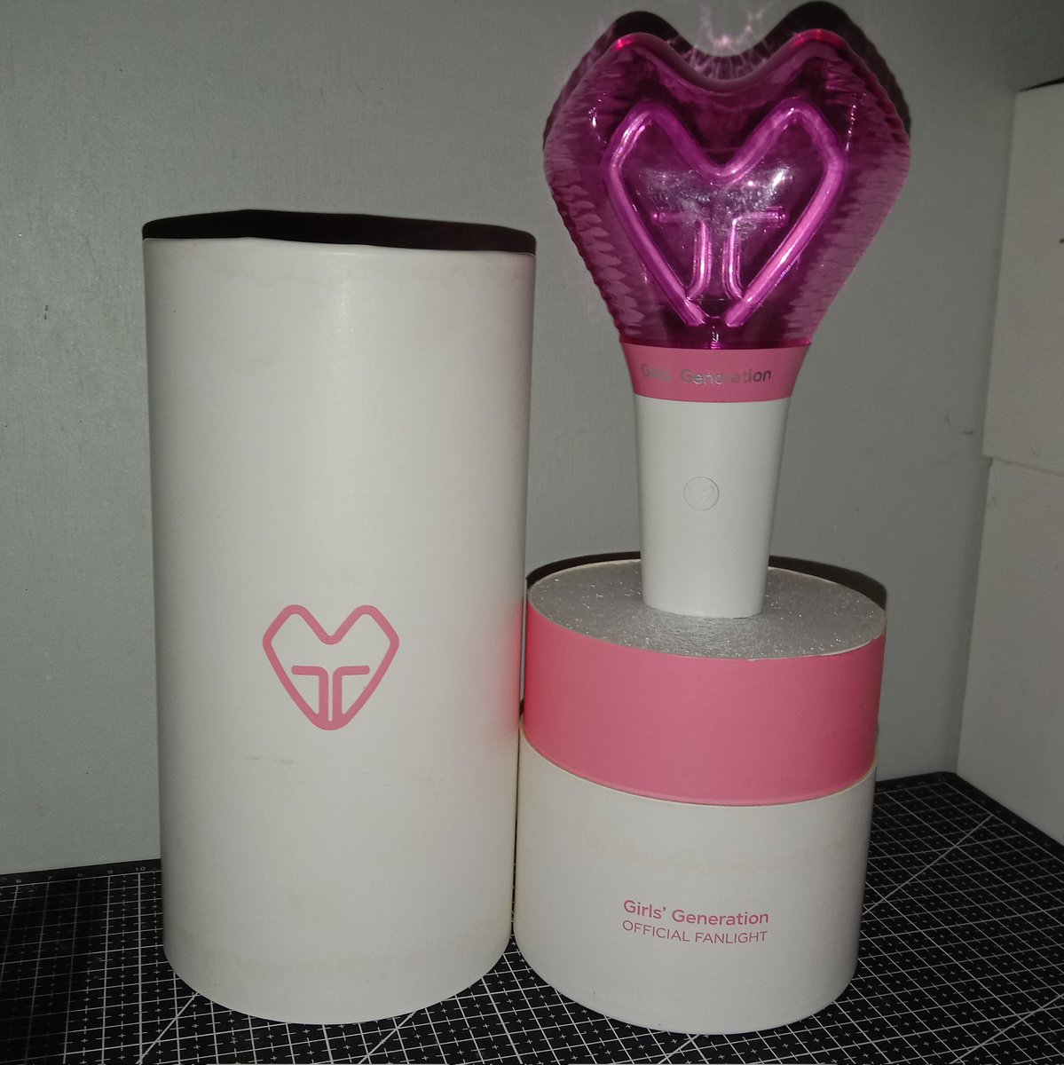 fallforyjm's tweet photo. WTS LFB PH ONHAND 

𓏔 GIRLS' GENERATION (SNSD) LIGHTSTICK : ₱1,500
   — no battery holder
   — has dirt mark on the box
     ⤷ can also do cod + additional fees 

mop: gcash
mod: sco (jnt) / lbc https://t.co/L3JDB5y0l0
