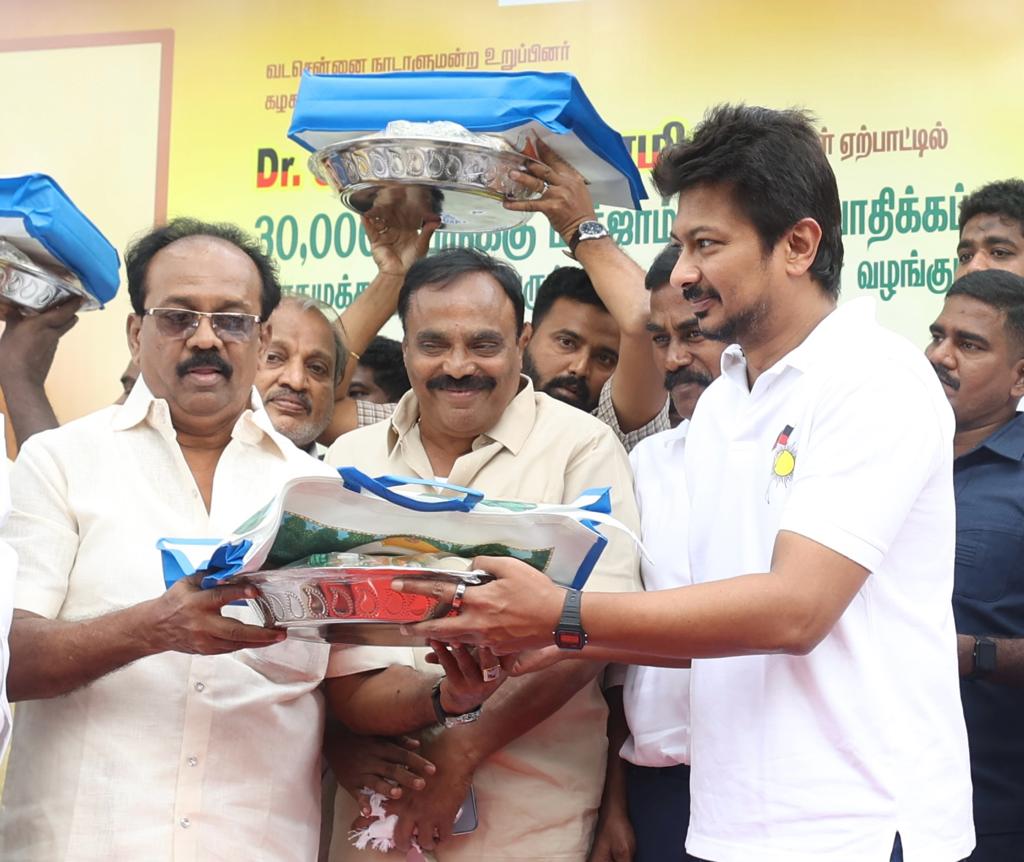 Udhaystalin's tweet photo. சென்னையின் பல்வேறு பகுதிகள், #cyclonemichaugn மற்றும் கன மழையால் பாதிப்பைச் சந்தித்தன. கழக அரசு மேற்கொண்ட சீரிய நடவடிக்கையால் இயல்பு நிலை உடனே மீட்டெடுக்கப்பட்டது.
வெள்ள பாதிப்பைச் சந்தித்த வட சென்னை பகுதியைச் சேர்ந்த மக்களுக்கு உதவுகிற விதமாக வடசென்னை தொகுதியின் மக்களவை உறுப்பினர் சகோதரர் @DrKalanidhiV அவர்களுடைய ஏற்பாட்டில், 30 ஆயிரம் குடும்பங்களுக்கு நிவாரணப் பொருட்களை வழங்கும் வகையில், அந்தந்தப் பகுதிகளைச் சேர்ந்த மக்கள் பிரதிநிதிகள் - கழக நிர்வாகிகளிடம் நிவாரணங்கள் அடங்கிய தொகுப்பை இன்று வழங்கினோம்.
மேலும், நிவாரணப் பொருட்களை கொண்டு செல்லும் வாகனங்களை கொடியசைத்து அனுப்பி வைத்தோம். எத்தகைய சூழலிலும் கழகமும் - கழக அரசும் மக்களுக்கு உற்றதுணையாக நிற்கும் என்பதற்கு எடுத்துக்காட்டாக நடைபெற்ற இந்நிகழ்வில் பங்கேற்றதில் மகிழ்ச்சி கொள்கிறோம்.
@PKSekarbabu
