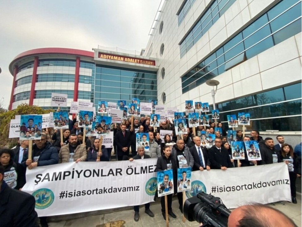 Mahkrmedeyiz, suçlular yüzleşmeye cesaretleri olmadığı için mahkemeye video konferansla katılıyor.! Bizden korksanız da adaletle yüzleşeceksiniz! #isiasortakdavamız