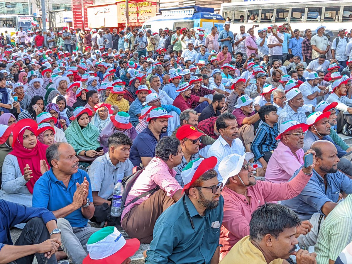 KTMubarakvelom's tweet photo. Tens of thousands now blockading the Kerala Government Secretariat demanding #CasteCensusinKerala https://t.co/EMpbwSa3ih