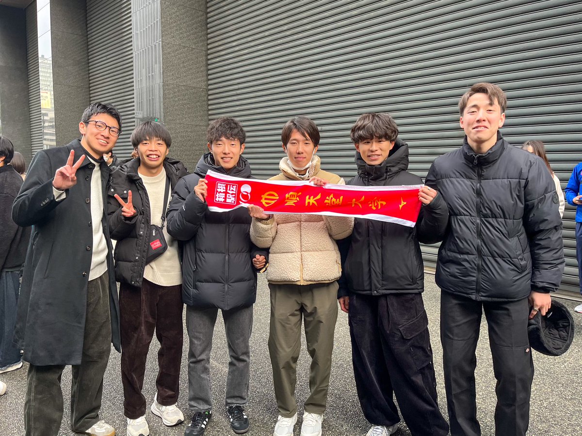 29mimi14's tweet photo. 本日は涙の報告会でしたが、歴代先輩たちが報告会に来て学生たちを励まし、そしてその力が来年に続くこの文化が好きだったりします。

報告会はOB達が変わらず元気な姿を見せてくれる日でもあります。

順大100回記念タオルとともに。
近藤悠大・吉岡智輝・津田将希・牧瀬圭斗・鈴木尚輝・原田凌輔 https://t.co/M3c381WToW
