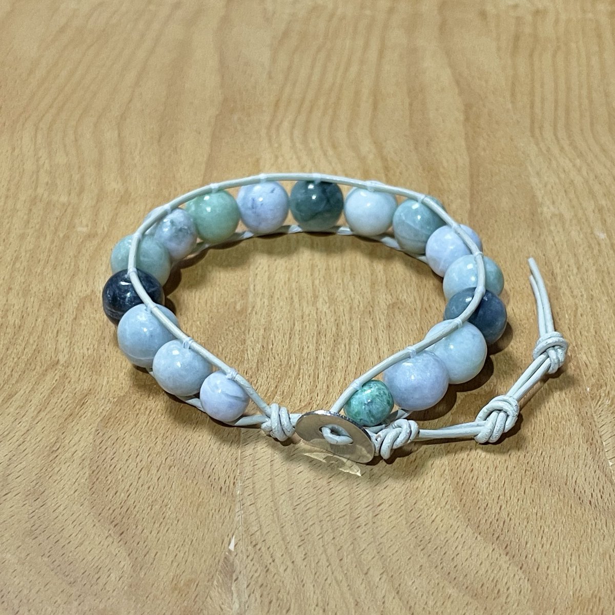haro714's tweet photo. 翡翠拾いを始めて2年8ヶ月、ようやく憧れだった糸魚川翡翠のブレスレットが完成✨(時間かかりすぎた🤣)

形は微妙に不揃いだけど、それも味ってことで😅

#糸魚川翡翠 
#手作りアクセサリー https://t.co/kiaPzAp1Qc