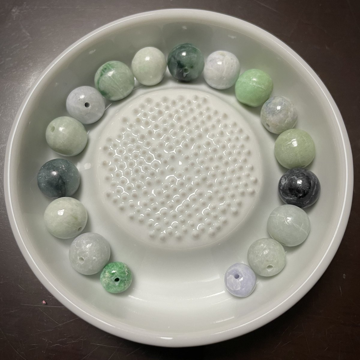 haro714's tweet photo. 翡翠拾いを始めて2年8ヶ月、ようやく憧れだった糸魚川翡翠のブレスレットが完成✨(時間かかりすぎた🤣)

形は微妙に不揃いだけど、それも味ってことで😅

#糸魚川翡翠 
#手作りアクセサリー https://t.co/kiaPzAp1Qc