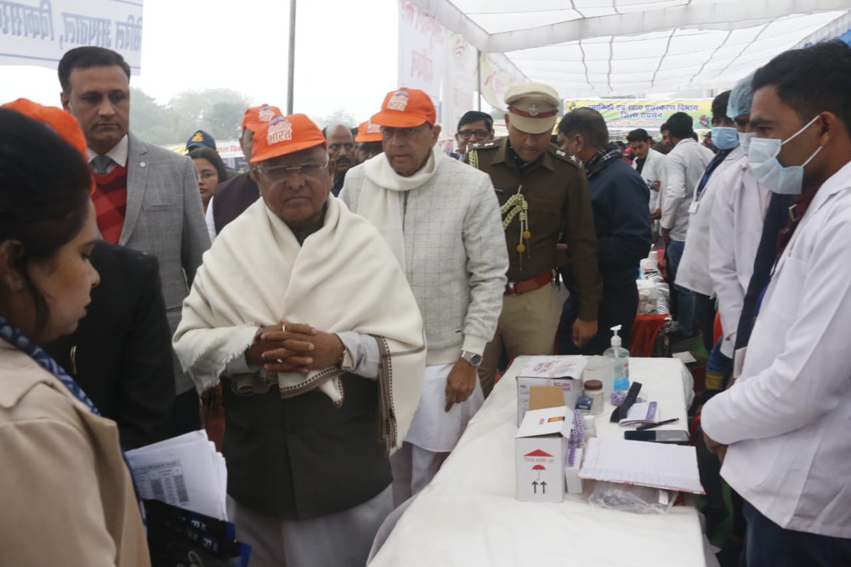 महामहिम <a href="/GovernorMP/">Governor of Madhya Pradesh</a> श्री मंगुभाई पटेल द्वारा रायसेन जिले के दीवानगंज में #विकसित_भारत_संकल्प_यात्रा कार्यक्रम में स्वास्थ्य विभाग तथा आयुष विभाग के स्वास्थ्य शिविर का अवलोकन किया गया। इस स्वास्थ्य शिविर में ग्रामीणों का निःशुल्क स्वास्थ्य परीक्षण और आवश्यक उपचार किया जा रहा है।