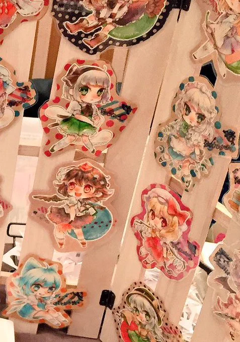 純粋な気持ちで可愛い東方キャラクターを描いていたはずなのに、いつのまにかツリ目でタッパのデカい女しか愛せなくなって顔が全部怖くなる現象を自分の絵で見比べた時なんか悲しくなって泣いちゃった
