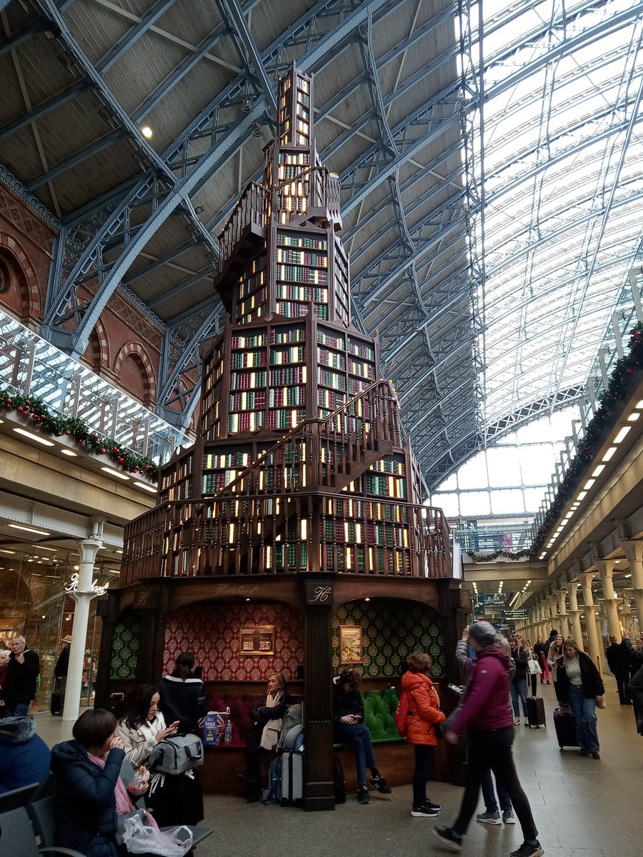 Tarliebear's tweet image. Talk about the best Christmas Tree ever, it&apos;s 12 metres high, with over 3,800 hand painted booked and a spiral staircase.  Only popped in as promised to @APlanToGo to buy my tickets for my first ever trip on @Eurostar #tarlietravels @HatchStPancras @StPancrasInt #booktree