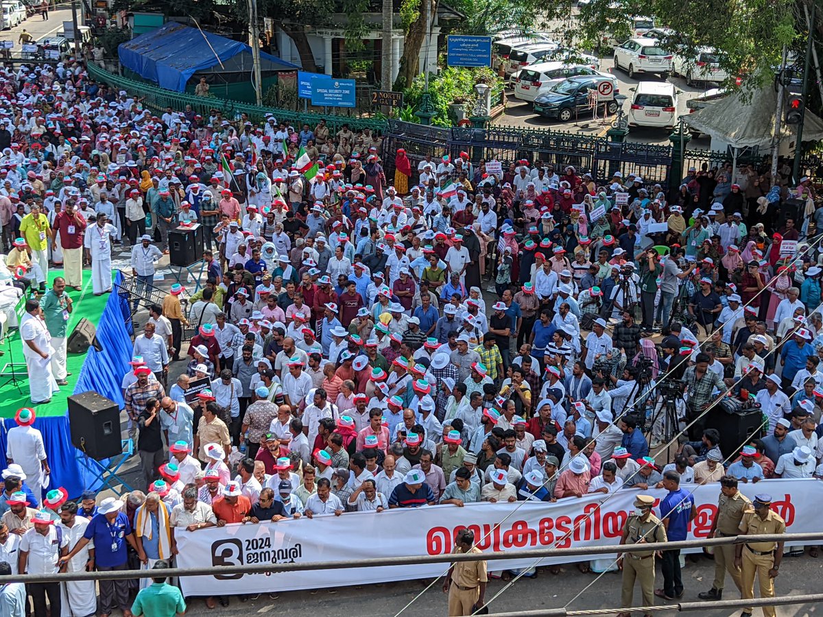 Mohyideen's tweet photo. ജാതി സെൻസസ് നടപ്പിലാക്കാൻ ആവശ്യപ്പെട്ട് വെൽഫെയർ പാർട്ടി പ്രവർത്തകർ ഇപ്പോൾ കേരള സെക്രട്ടേറിയറ്റ് സമ്പൂർണ്ണമായും വളഞ്ഞിരിക്കുന്നു.
#CasteCensusInKerala https://t.co/HpKcI8cMQS