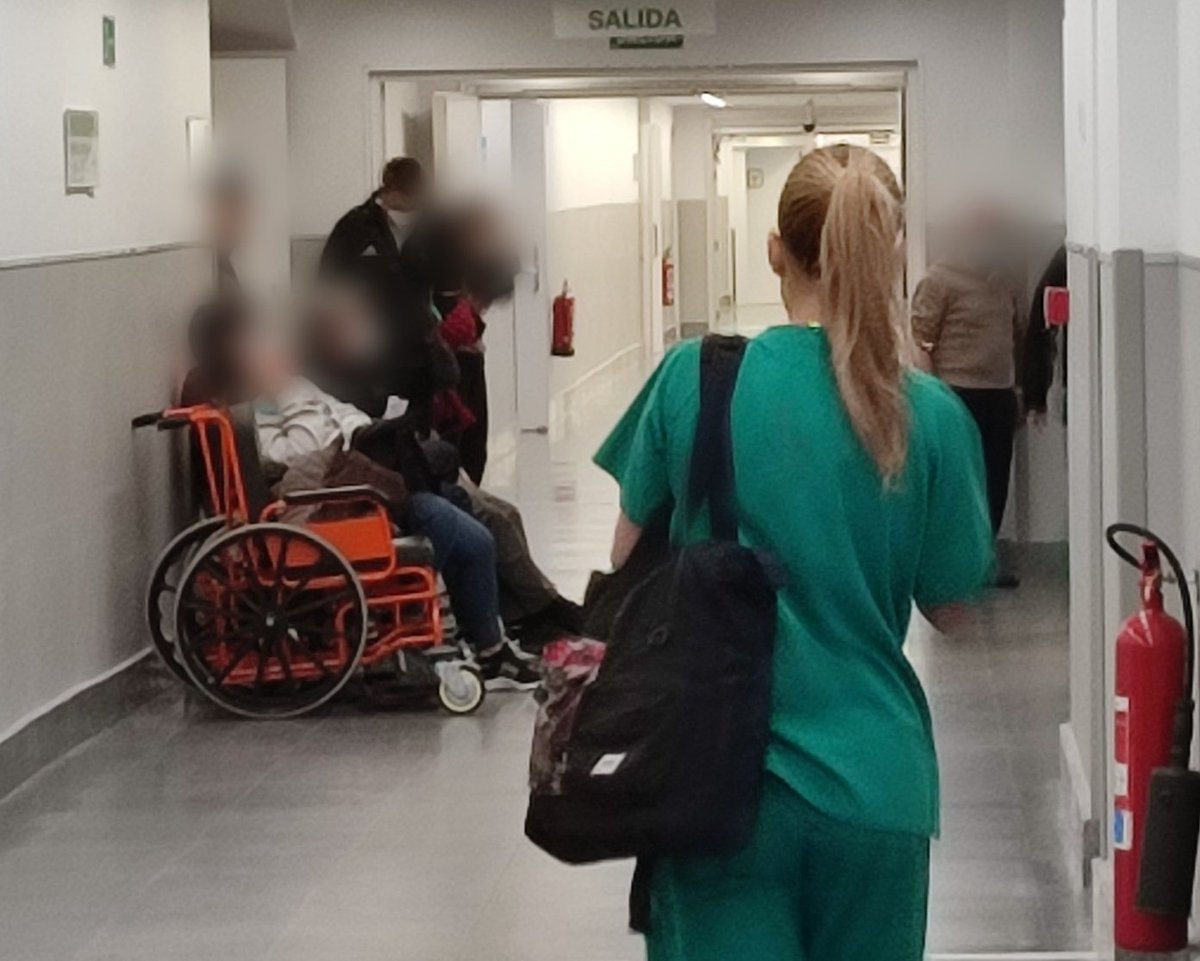Mats12oct's tweet photo. !!!Noche infernal en las urgencias del 12 de Octubre!!!
SITUACIÓN PUNTUAL??
Ahora a las 7:30, 247 personas en urgencias, es ahora y todavía hay personas en sillas esperando ser atendidas.
En Prioridad 2 (para 42 pacientes) hay 58.
18 personas pendientes de ingreso.
@IdiazAyuso https://t.co/7PL1u0yxy8
