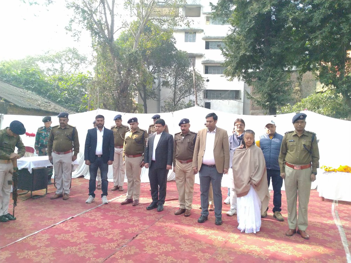dc_dhanbad's tweet photo. धनबाद के जाबांज पुलिस कप्तान रणधीर वर्मा के 33वें शहादत दिवस पर पुष्प एवं माला चढ़ाकर उन्हें श्रद्धासुमन अर्पित किया। इसके बाद धनबाद पुलिस जवानों द्वारा सलामी दी गई एवं जाबांज पुलिस कप्तान की वीरगाथा को याद किया गया।
@JharkhandCMO
#randhirvarma https://t.co/yYHQCrinU9