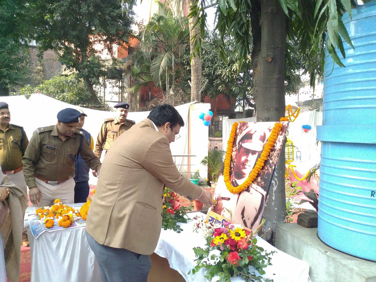 dc_dhanbad's tweet photo. धनबाद के जाबांज पुलिस कप्तान रणधीर वर्मा के 33वें शहादत दिवस पर पुष्प एवं माला चढ़ाकर उन्हें श्रद्धासुमन अर्पित किया। इसके बाद धनबाद पुलिस जवानों द्वारा सलामी दी गई एवं जाबांज पुलिस कप्तान की वीरगाथा को याद किया गया।
@JharkhandCMO
#randhirvarma https://t.co/yYHQCrinU9