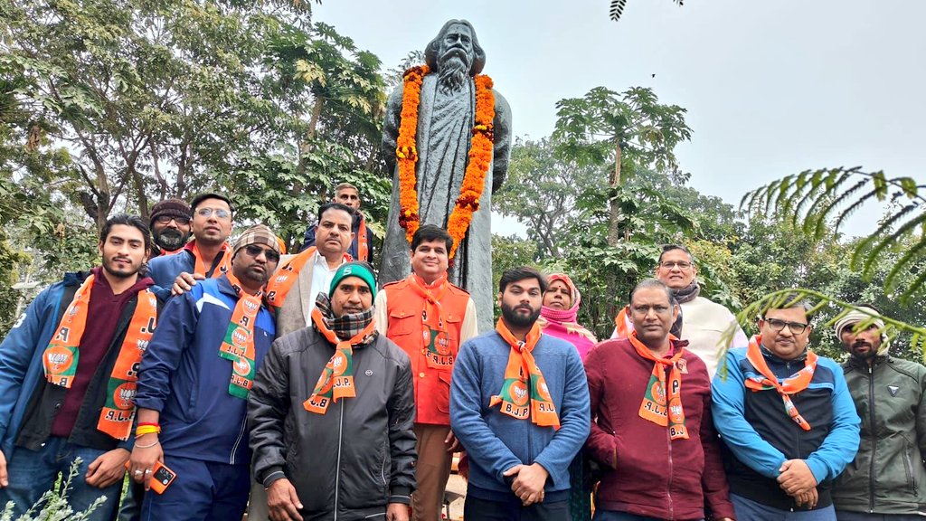 सुशासन पखवाड़ा के अंतर्गत भारतीय जनता पार्टी  द्वारा चलाएं जा रहे तीन दिवसीय सघन स्वच्छता अभियान "स्वच्छ जयपुर, स्वच्छ प्रदेश" के तहत सांस्कृतिक व पर्यटन प्रकोष्ठ ने आज गुरुदेव रवींद्रनाथ टैगोर की प्रतिमा की सफाई कर मार्ल्यापण किया गया।