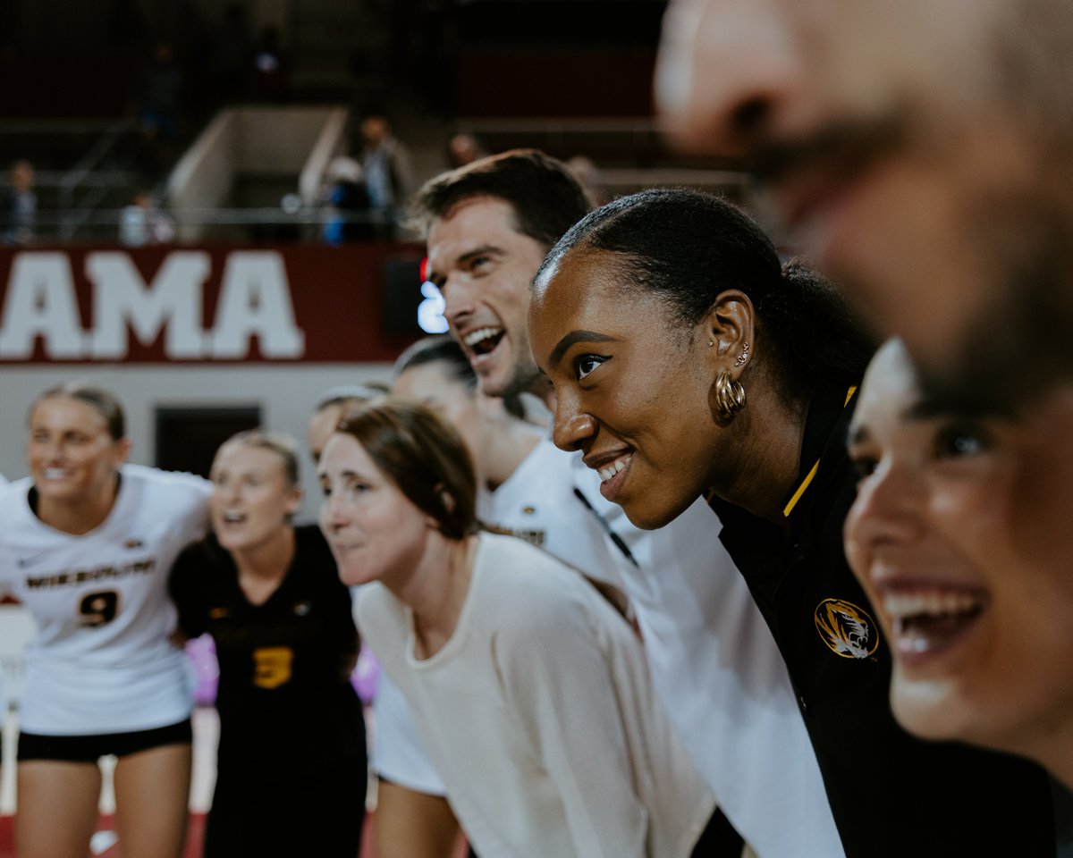 MizzouVB's tweet photo. Happy Birthday to our Defensive Coordinator/Recruiting Coordinator, Arielle Wilson!!! 🎂🥳🎈

#MIZ 🐯🏐 | @MissREL7 https://t.co/eBt8Gj3PEf