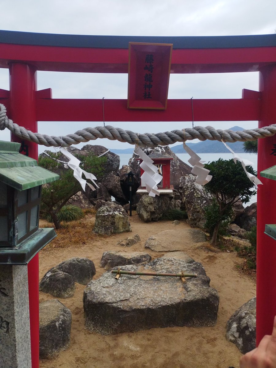 kou2806's tweet photo. 滋賀で龍由来でふらっと行けるといえば…
藤崎龍神社かな?ということで参拝。
パワースポット💪
最近の琵琶湖大減水で普段見れない琵琶湖に沈む御神体の岩の一部も見れちゃいます💦 https://t.co/HhZSQRZFlX