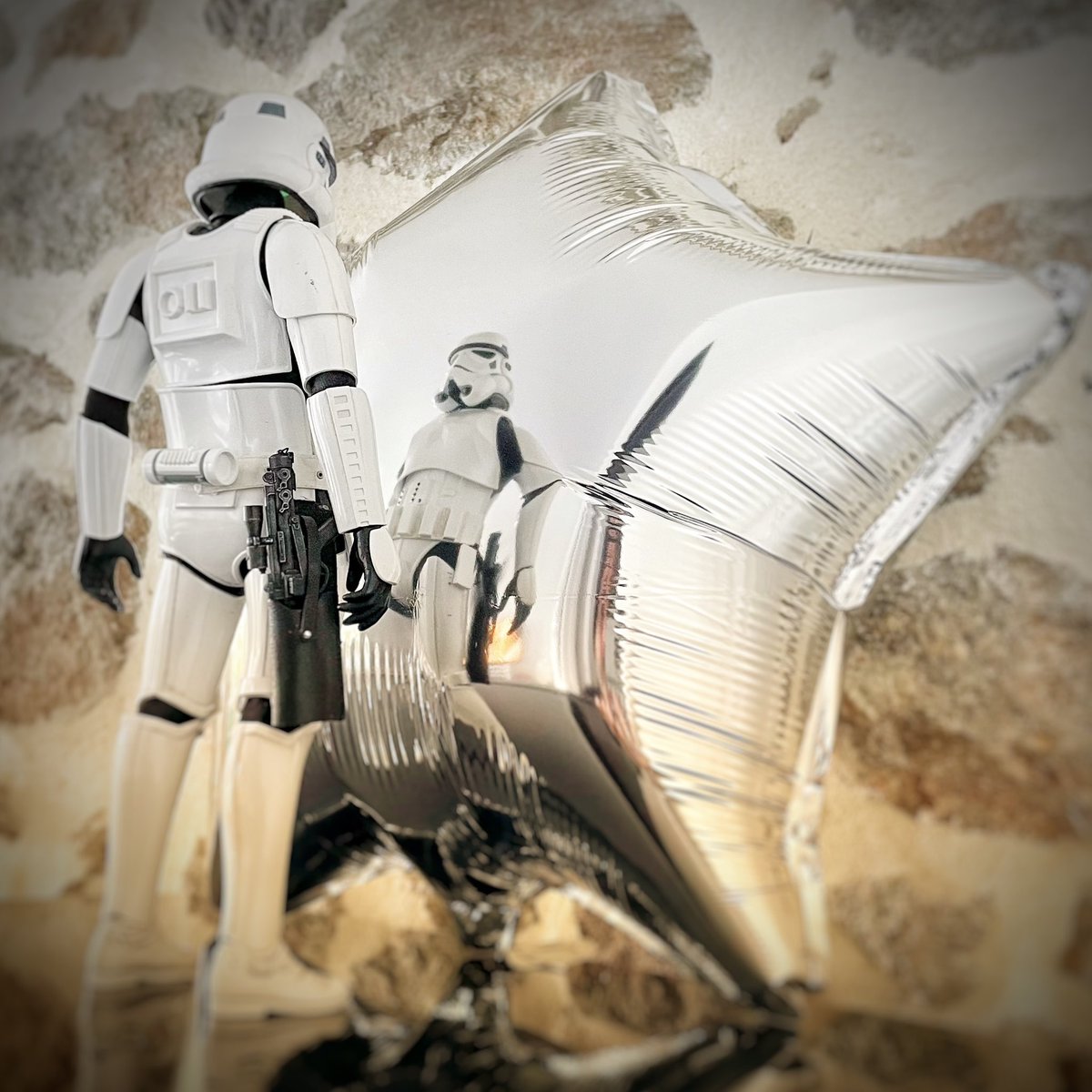 anthoatana's tweet photo. La bonne étoile #goodstar #stormy #stormtrooper #starwars #Disney #hottoys #toystagram #toystory #toyphotography #actionfigures https://t.co/0aG1l6MkHb