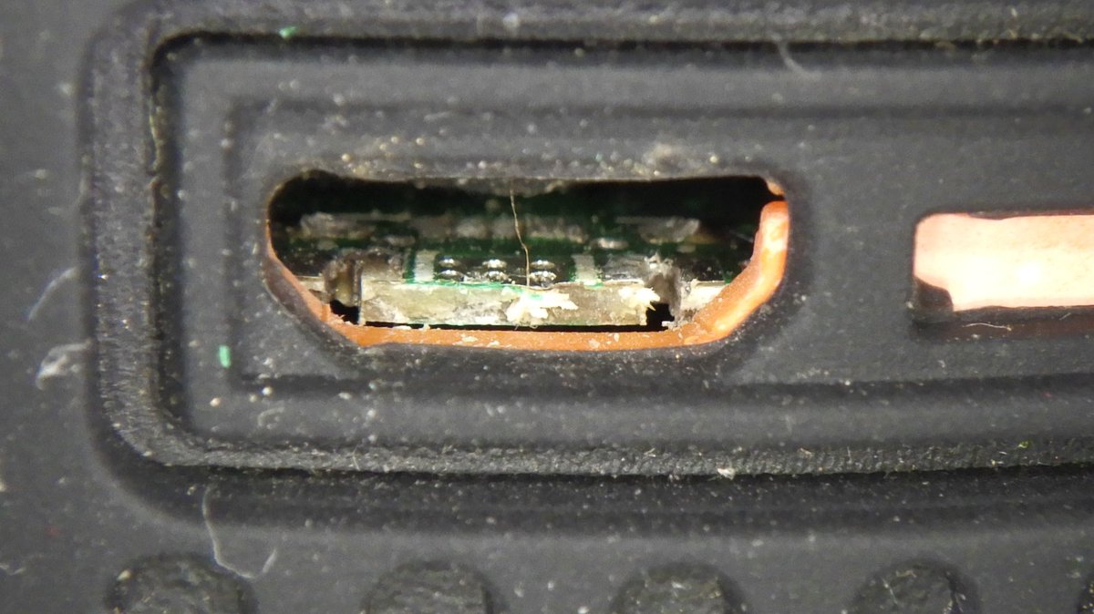 _GE_NA_'s tweet photo. 死亡確認
#USB
#MicroB https://t.co/I6n6GK11Tl