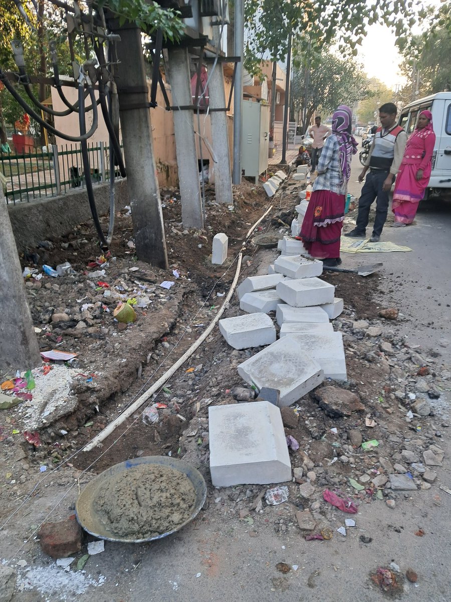 @Jammu_SmartCity @OfficeOfLGJandK @SmartCities_HUA @JSecretary_SCM @yaduvanshirahul @RakeshKGupta_ @JPSinghJKAS @AshishAnandTalk Request the administration to please look into this matter it is in front of BABA LAL JI MANDIR Last Morh. Don't know how many times this area is cleaned for footpath work and again the public and JMC vehicles too (which collects garbage from residents) dump it here. Please solve