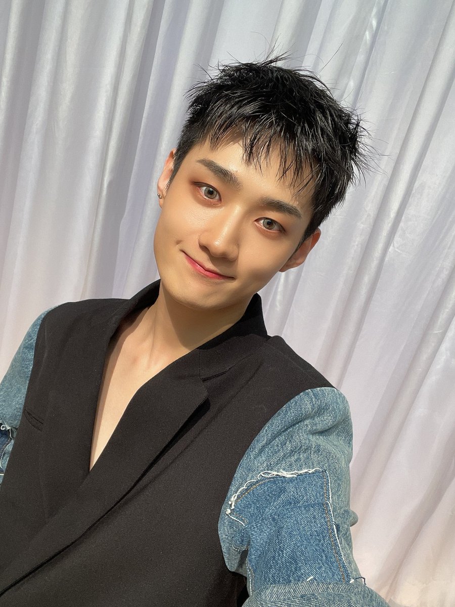 { #YONGSEUNG #용승 #베리베리 #VRVR <a href="/the_verivery/">VERIVERY_OFFICIAL</a> <a href="/by_verivery/">VERIVERY</a> }