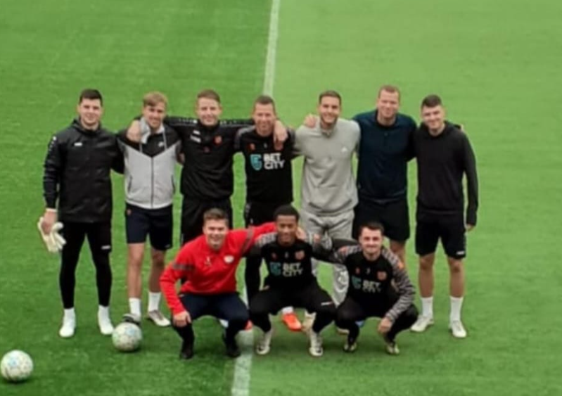 In de docu was er veel kritiek van oude mannetjes op aantal Volendammers in 1e. Hieronder foto van afgelopen weekend. Lopen er genoeg rond in betaald voetbal (en 2e/3e div). Alleen veel meer spelers van over de grens tov vroeger, anders deed dit elftal nog leuk mee!