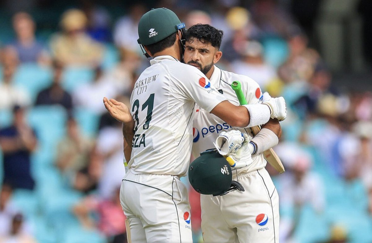 ShivamTikhe's tweet photo. Epic last wicket stand from Pakistan at Sydney.💪🏼
Brilliant performance from both Hamza and Jamal for the 10th wicket partnership 86(133). #AusvsPak #PinkTest #WTC25
#DavidWarner #Sydney #TestCricket https://t.co/Rbyp7SUmnA
