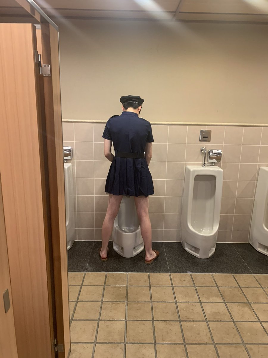 1197_masa's tweet photo. 先日出し物で友人としたコスプレ画像

男でこの格好してもな笑
でも、警察官のコスプレは女性にして欲しいランキング上位に組み込むのは間違いないと思いました。

手錠もあったら100点！ https://t.co/6pEU8YRnL0