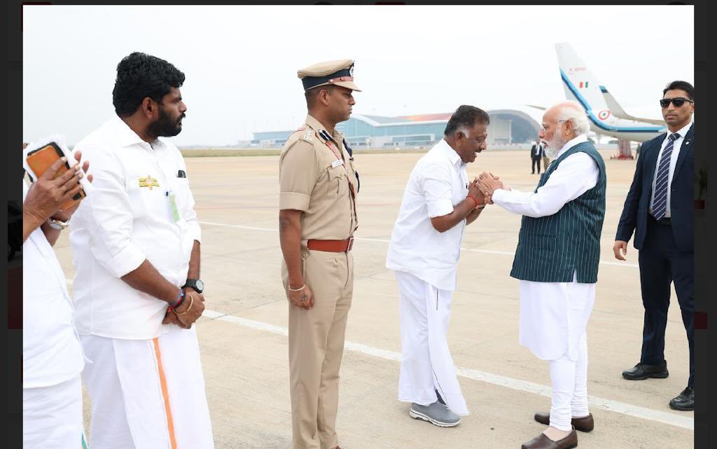 Bvinubalan's tweet photo. நேற்று பாரத பிரதமரை திருச்சி விமான நிலையத்தில் கழக ஒருங்கிணைப்பாளர் சந்தித்தபொழுது https://t.co/ivpwcfX9WC