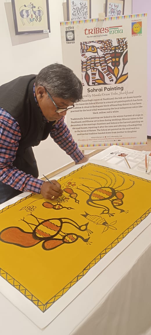 The '#AadiChitra' exhibition, organized by #TRIFED in New Delhi, was inaugurated on 1st January, 2024, at Gallery 5 & 6, Lalit Kala Akademi, 35 Ferozeshah Road. The event adorned homes with stunning handmade tribal artifacts. #Vocal4Local #BuyTribal #Painting #HandMadePaintings
