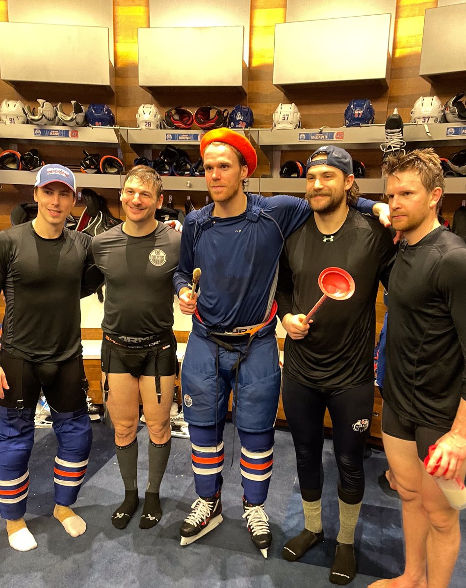 EdmontonOilers's tweet photo. Goodnight, Oil Country 🧑‍🎨🪠 https://t.co/jrYMsH66VV