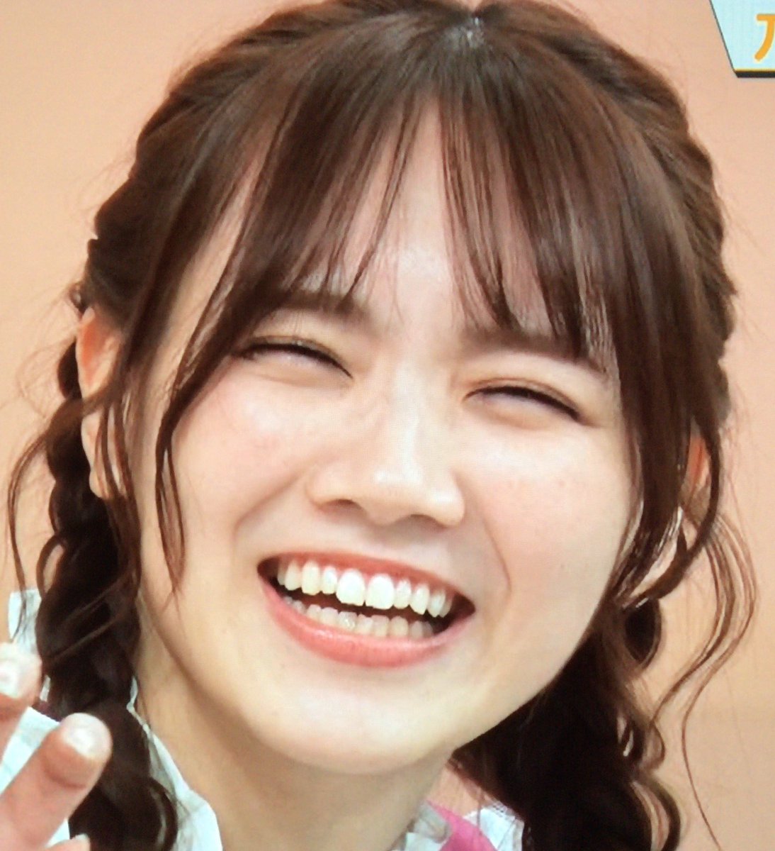 womantoothlike's tweet photo. 乃木坂46 田村真佑。特徴は何と言ってもV字出っ歯の前歯。横から見るとよく分かるが、正直治しても良いレベルではないだろうか(治さなく良いけど)?下の前歯が若干乱れているのも可愛い…。 https://t.co/6PAyMhQMjp