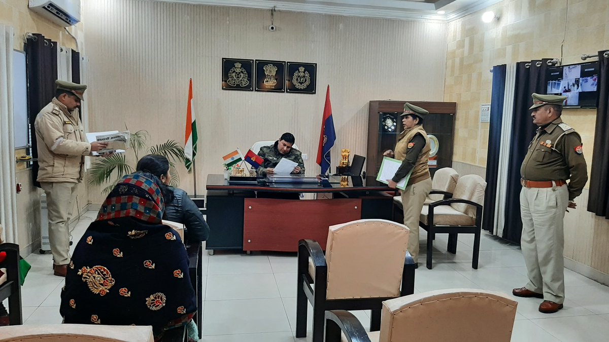 #SP_SITAPUR द्वारा  पुलिस कार्यालय में जनसुनवाई की जा रही है। इस दौरान पुलिस कार्यालय में आने वाले जनसामान्य की समस्याओं को सुनते हुए तथा उनकी समस्याओं के समयबद्ध व गुणवत्तापूर्ण निस्तारण हेतु सम्बन्धित को आवश्यक आदेश-निर्देश दिए गए।   #UPPolice
<a href="/Igrangelucknow/">IG Range Lucknow</a>
