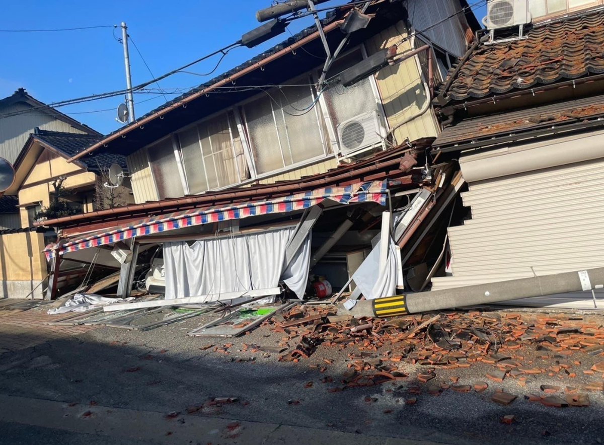 tamuyorke's tweet photo. 2020年の人吉球磨水害、去年の熊本水害、秋田水害で一緒にボランティア活動をした熊本支援チームが支援物資を持って、七尾入り！！まずは、安全第一で拠点作り&現場調査から。⚫︎500円からできる活動資金の寄付はこちららから→https://t.co/FONABi0XCp熊本支援チームらしく、真心を大事に。被災者に寄り添った被災地支援を。
