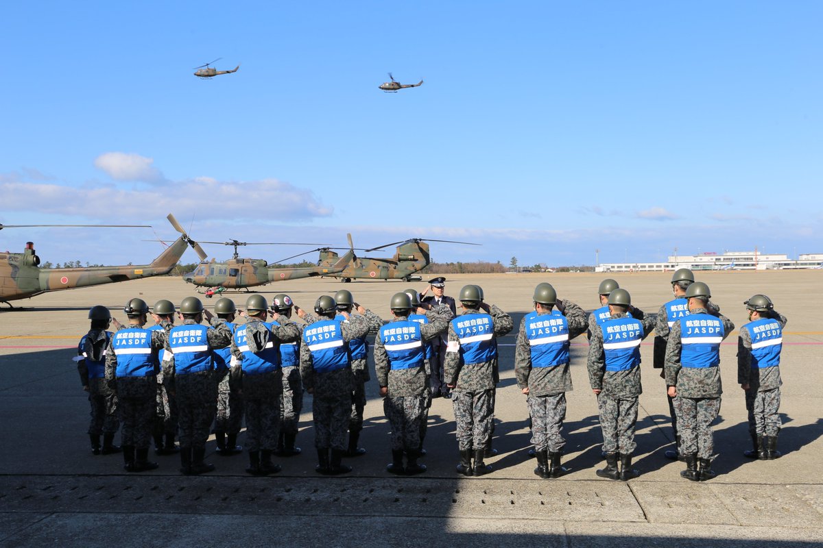 JasdfKomatsu's tweet photo. 【#災害派遣】
#航空��衛隊 #小松基地 は、#令和６年能登半島地震 に伴い、陸上自衛隊や地方自治体と連携し、被災者の救命・救助等の災害応急対策に全力で取り組んでいます。石川県の最前線の航空基盤として人員・物資の空輸及び、地上においても車両を用いて輸送にあたっています。 https://t.co/YSzHDyAP7I