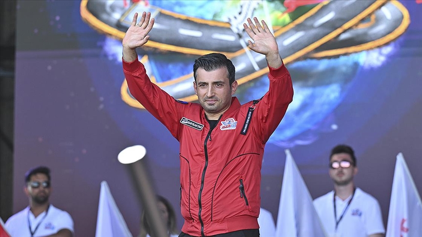 2022'nin gelir vergisi rekortmeni Selçuk Bayraktar:
• <a href="/BaykarTech/">BAYKAR</a> Yönetim Kurulu Başkanı Selçuk Bayraktar, 2022'de 564 milyon 124 bin 318 lira vergi ödedi
• Savunma ve havacılık sektörünün en çok ihracat gerçekleştiren firması olan Baykar'ın 2022 yılındaki cirosunun yüzde 86'sı