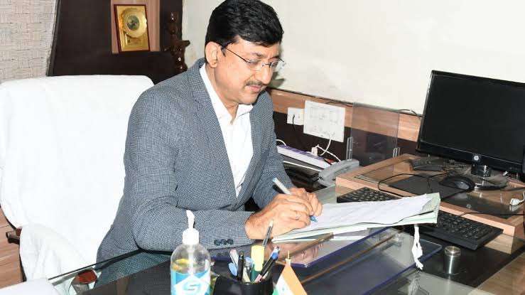 कुछ अधिकारी UPSC निकालने के बाद स्वयं को भगवान समझने लगते हैं.

24 घंटे में हटा दिये गये साहब. 

औकात बस इतनी थी क्या तुम्हारी?