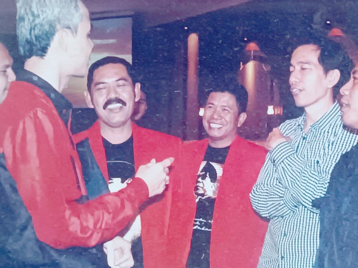 jas merah : jangan melupakan sejarah!

foto ini kujamin ga akan ada orang lain yg punya. otentik 1000%.

saat belum jadi siapa2,
saat belum jadi apa2.
saat nilai perjuangan masih berharga,
saat titik perjuangan masih paripurna.

ingatkah?!

<a href="/ganjarpranowo/">Ganjar Pranowo</a> <a href="/jokowi/">Joko Widodo</a>

#pasTIGAnjar 🤟🏼