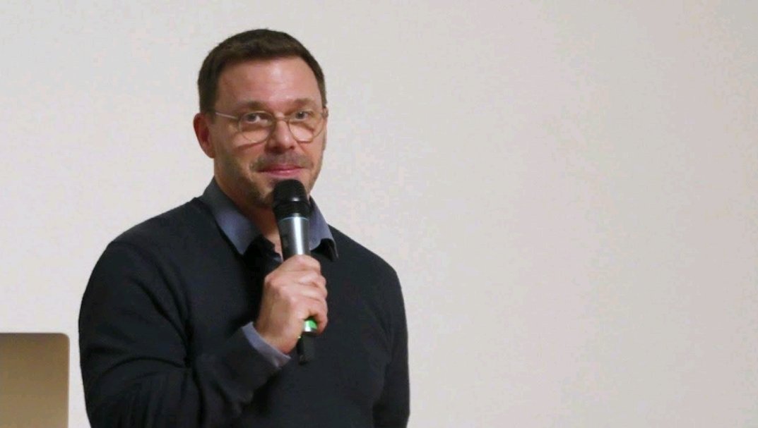Laurent Alaus (@laurentalaus) on Twitter photo #RSE
A regarder !
🎤 Découvrez l’intervention de ⚡Frédéric Bardeau 🚀 sur la diversité lors du TEDxClermont Salon 2023 !
↪youtube.com/watch?v=vtVoSw…
“Le manque de diversité est un coût astronomique pour notre pays et pour nos entreprises”.
<a href="/fbardeau/">⚡ Frédéric Bardeau 🚀 🔥</a> <a href="/TEDx/">TEDx</a>
------
<a href="/ModJenn/">Maud Rochand (Jenni)🦒</a> #RSE
A regarder !
🎤 Découvrez l’intervention de ⚡Frédéric Bardeau 🚀 sur la diversité lors du TEDxClermont Salon 2023 !
↪youtube.com/watch?v=vtVoSw…
“Le manque de diversité est un coût astronomique pour notre pays et pour nos entreprises”.
<a href="/fbardeau/">⚡ Frédéric Bardeau 🚀 🔥</a> <a href="/TEDx/">TEDx</a>
------
<a href="/ModJenn/">Maud Rochand (Jenni)🦒</a>