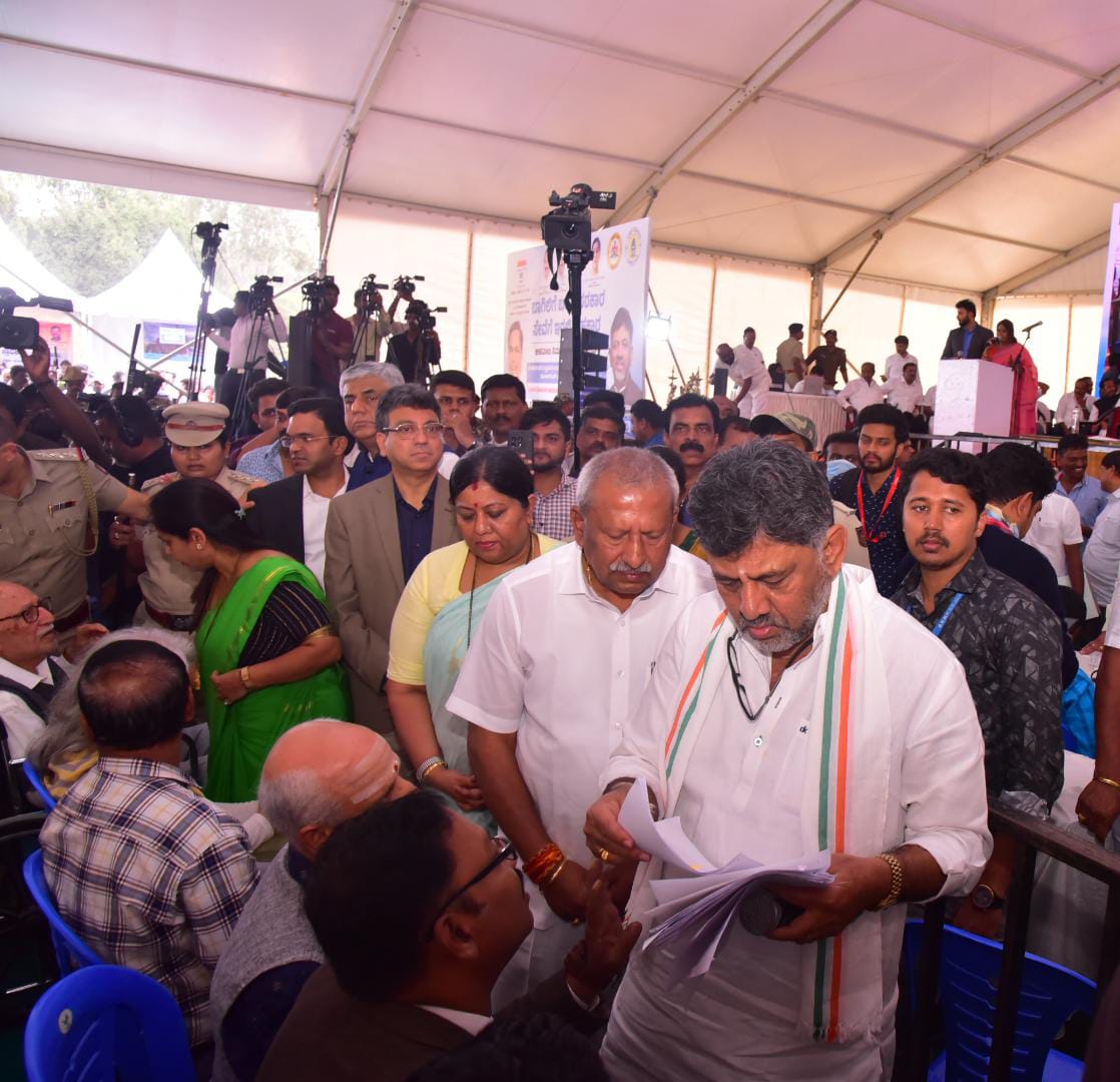 ಬೃಹತ್ ಬೆಂಗಳೂರು ಮಹಾನಗರ ಪಾಲಿಕೆ ವ್ಯಾಪ್ತಿಯಲ್ಲಿ ನಾಗರಿಕರ ಅಹವಾಲು/ಕುಂದು-ಕೊರತೆಗಳನ್ನು ಆಲಿಸುವ ಸಲುವಾಗಿ ಮಾನ್ಯ ಉಪ ಮುಖ್ಯಮಂತ್ರಿ ಹಾಗೂ ಬೆಂಗಳೂರು ನಗರಾಭಿವೃದ್ಧಿ ಸಚಿವರಾದ ಶ್ರೀ *ಡಿ.ಕೆ ಶಿವಕುಮಾರ್* ರವರು ಮಹದೇವಪುರ ವಲಯ ವ್ಯಾಪ್ತಿಗೆ ಬರುವ ಕೆ.ಆರ್ ಪುರ ಮತ್ತು ಮಹದೇವಪುರ ವಿಧಾನಸಭಾ ಕ್ಷೇತ್ರಗಳನ್ನು ಒಟ್ಟುಗೂಡಿಸಿ