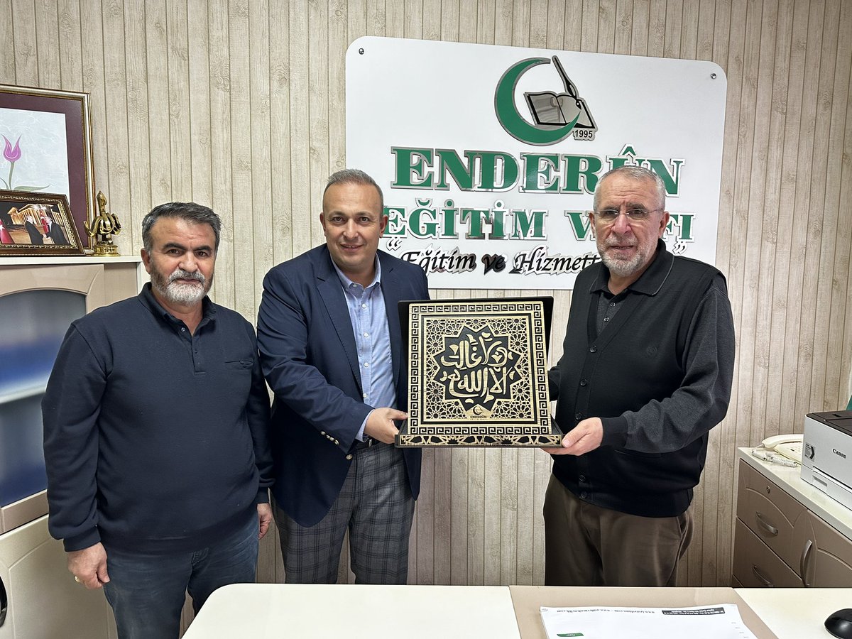 Kayseri Vakıflar Bölge Müdürü @kayseribolge Murat Seçilir <a href="/msecilir/">murat seçilir</a> Vakfımızı ziyaret etti. Vakfımız 2. Başkanı Feryadi Yağcı tarafından kendisine faaliyetlerimiz hakkında bilgi verilmesinin ardından Vakıf Genel Başkanımız Mustafa Aydoğdu tarafından plaket takdiminde bulunuldu.