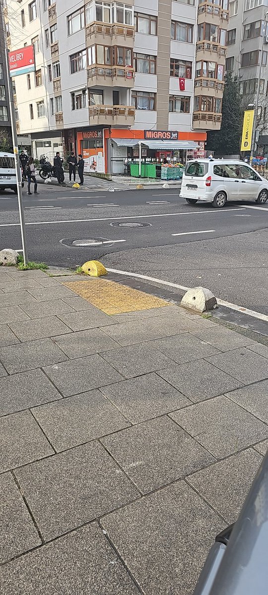 demirrerman's tweet photo. @kadikoybelediye 
Kadıköy Fahrettin Kerim Gökay Caddesi burada haftada en az 3 ya da 4 kez kaza olmaktadır ya yaya geçidindeki insanlara çarpıyorlar ya da motorsiklet kazası oluyor Kadıköy Belediyesi olarak buraya bir çözüm bulmanızı rica ediyorum tümsek rampalar yapabilirsiniz https://t.co/lAI90vSSLA