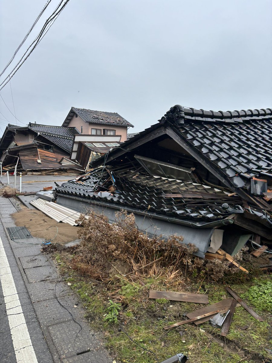i_meeeen's tweet photo. 鵜島の方は地震➕津波でほぼ壊滅的でした、、
ウチはまだ雨宿りできるだけいい。
ウチはまだ建っとるだけいい。
そう言う会話をして現実を受け止めています。
 #令和6年能登半島地震  #津波  #地震  #被害  #緊急支援募金  #拡散希望 https://t.co/SHBL8lKM8l