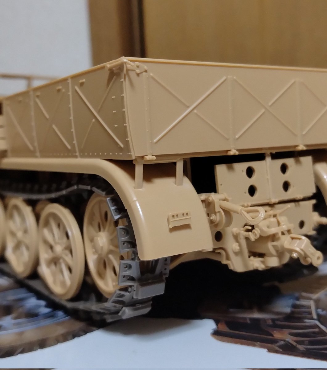 plasticnya's tweet photo. タミヤ　1/35　FAMO 完成〜。

ハーフトラックってなんでわざわざタイヤと履帯なんかよくわかんないけど立体としてはおもろいよね。零戦のお陰で長い休みに完成こんだけ。手間かかるのはあんま向いてねえな。　#タミヤ https://t.co/jjQw47kS6d