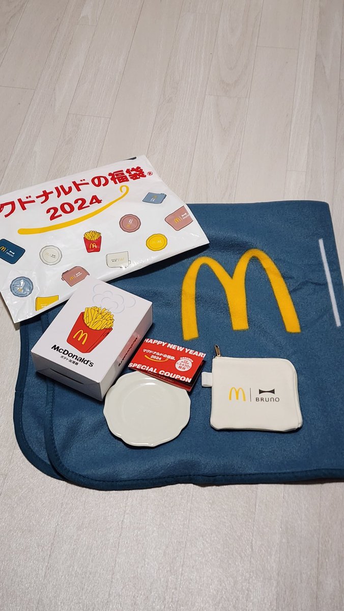 ko_ya190's tweet photo. 帰省から帰ってきたからマクドの福袋引き換えしてきた
小皿もコインポーチも欲しかった白色やった🥺 https://t.co/QNjJ7Fnb5F