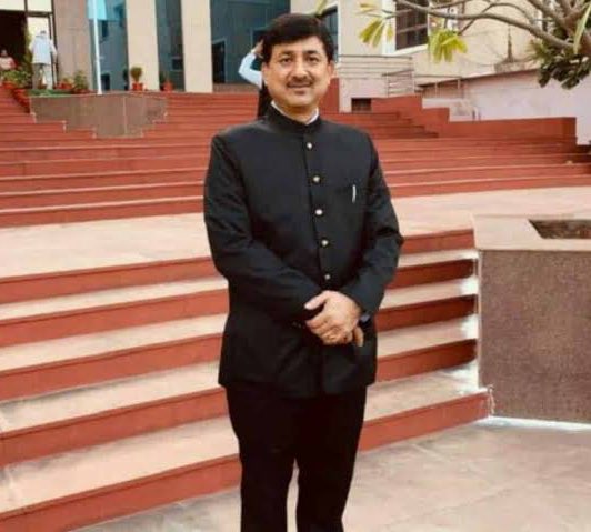 JaikyYadav16's tweet photo. कलेक्टर साहब अब मैं आपको बताता हूँ कि उस ड्राइवर कि क्या औक़ात है ?

एक अहंकारी कलेक्टर को उसकी कुर्सी से महज़ 24 घण्टे के भीतर बेदख़ल कर दिया, यह औक़ात है उस ड्राइवर की।

एक सत्ता के नशे में चूर सरकार को केवल दो दिन के भीतर घुटनों पर ला दिया, यह औक़ात है उस ड्राइवर की। 

एक आवाज़ पर पूरे देश में चक्का जाम कर दिया, यह औक़ात है उस ड्राइवर की।

एक सौ चालीस करोड़ लोगों के पेट में समय से खाना पहुँचे इसलिए ख़ुद भूखे रहकर गाड़ी चलाता है और आप उसे औक़ात पूछ रहे थे कलेक्ट साहब।