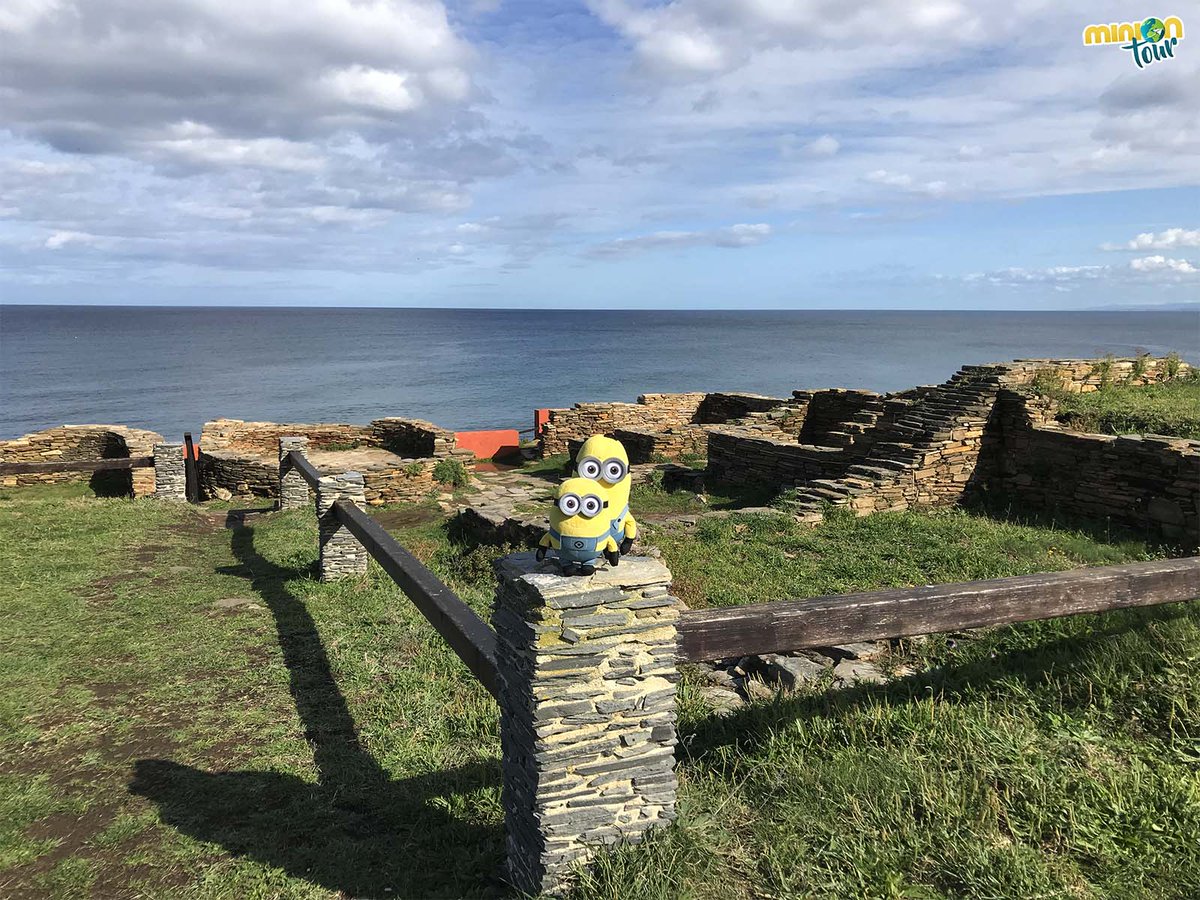 El #Castro de #Fazouro es un rincón mágico en la #MariñaLucense. Sus habitantes aprovecharon una pequeña península que se adentraba en el mar sobre una zona acantilada 🌊. Vente 😊, que te lo enseñamos
👉 bit.ly/Fazouro
@amarina_turismo <a href="/apatrigal/">Asociación para a defensa do Patrimonio Galego</a> @galiciatb <a href="/TurDepuLugo/">Turismo. Deputación de Lugo</a>