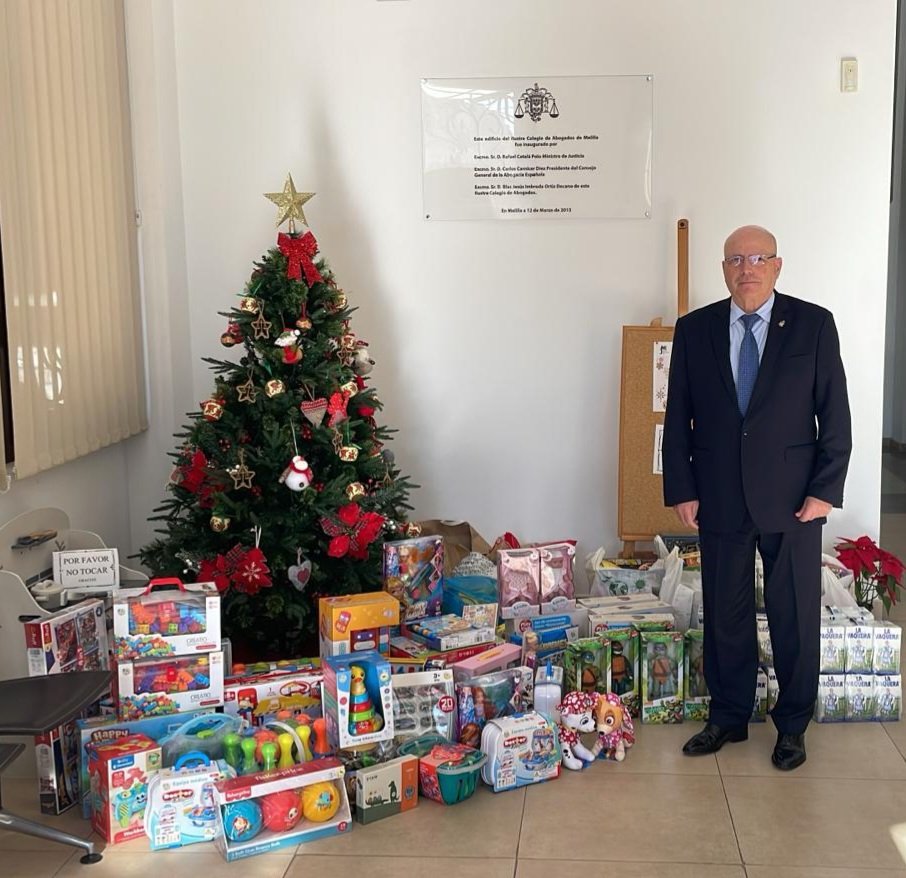 AjaMelilla's tweet photo. Nuestro Decano @BlasImbroda también ha donado juguetes a la Campaña 🥰🥰🎁🎁🎁

#abogacíasolidaria #abogacíajoven #abogacía #campañarecogidadealimentosyjuguetes https://t.co/mdR16LeyrT