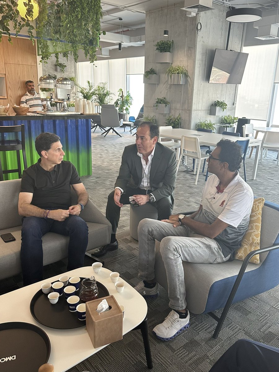 At level 10 @UptownDubai watching Sergio De la Vega sharing some insights on #futuremobility Hub @SupercoolGlobal  @hubculture to Tom Moses GIA (Gemological Institute of America)  Executive Vice President and Chief Laboratory and Research Officer and Pritesh Patel  Senior Vice