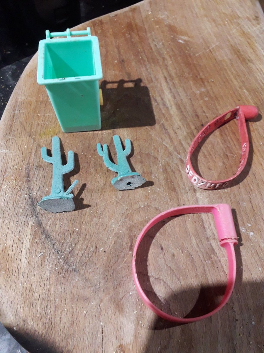 FinlayPringle's tweet photo. Some of the unusual finds from our New Years Day beach clean !

2 cacti, a toy wheelie bin and 2 lobster tags which have travelled all the way across the Atlantic ocean - 3500 miles - from Newfoundland, Canada.

@plastic_museum
@lillyspickup

#unusualfinds #beachplastic https://t.co/lBSoSlnDvi